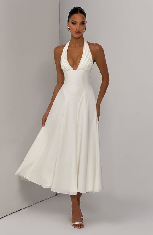 Vestido blanco midi con escote halter en V profunda y falda acampanada plisada