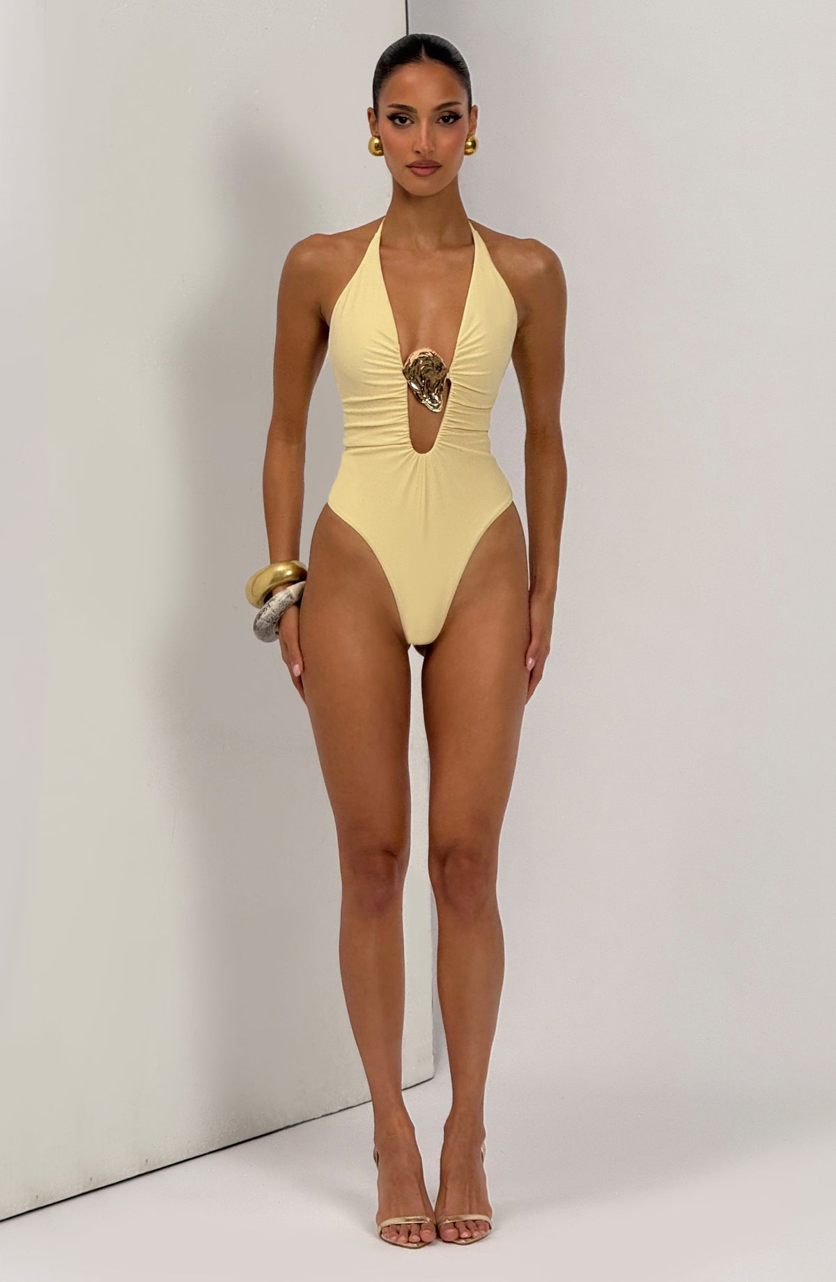 Bañador amarillo limón de una pieza con escote halter profundo y adorno metalizado brillante