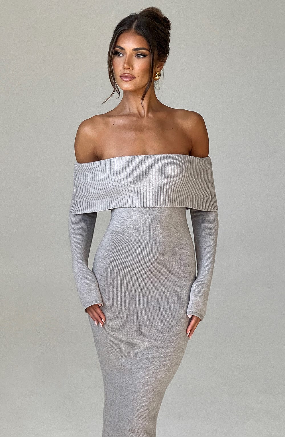 Vestido gris claro ajustado con hombros descubiertos y mangas largas, tejido elástico