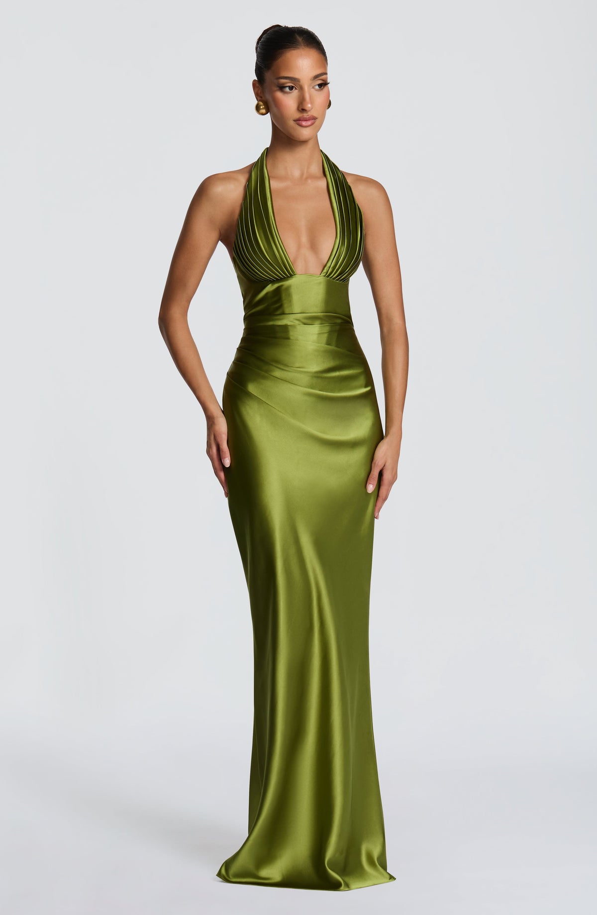 Vestido largo satinado verde entallado con escote en V profundo y acabado satinado.
