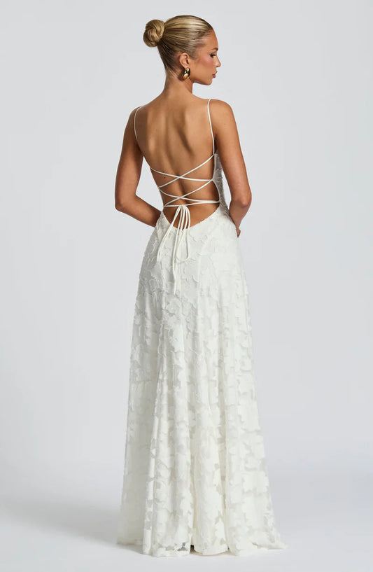 Vestido blanco largo con espalda descubierta y tirantes cruzados