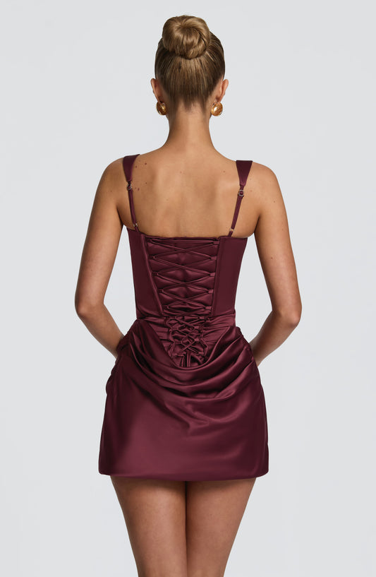 Vestido corto satinado burdeos con espalda corsé y drapeado fruncido en la falda