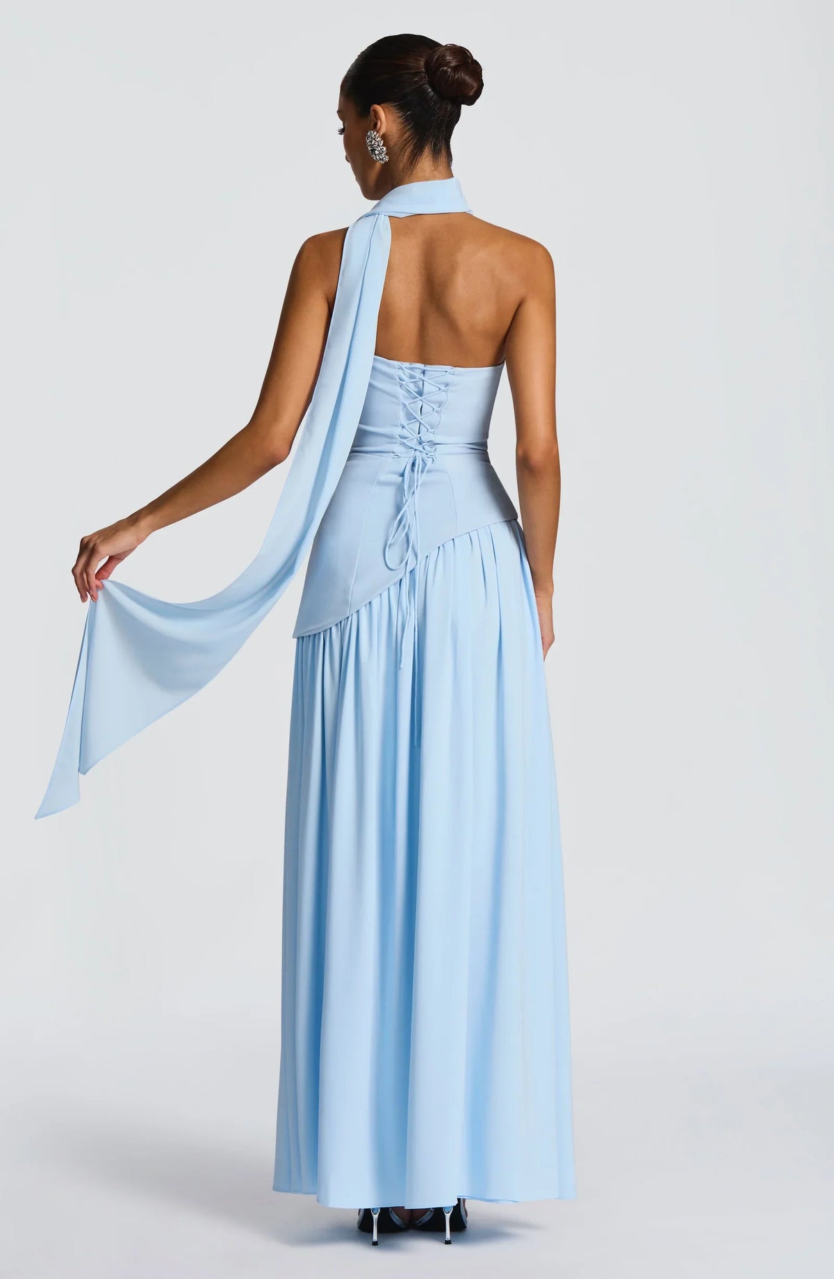 Vestido largo azul claro sin tirantes con espalda abierta y capa ligera