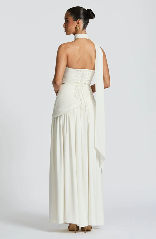 Vestido largo blanco con espalda en cruz y falda amplia fruncida