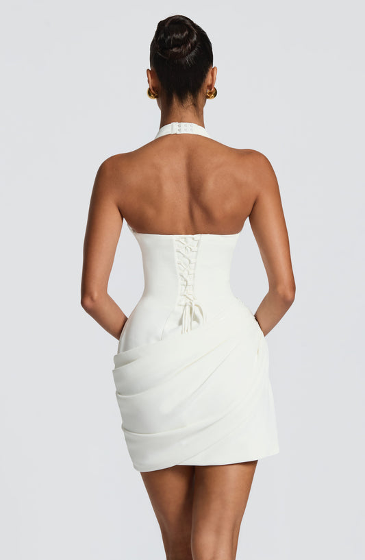 Vestido blanco halter con espalda descubierta y cordón fruncido en la zona media