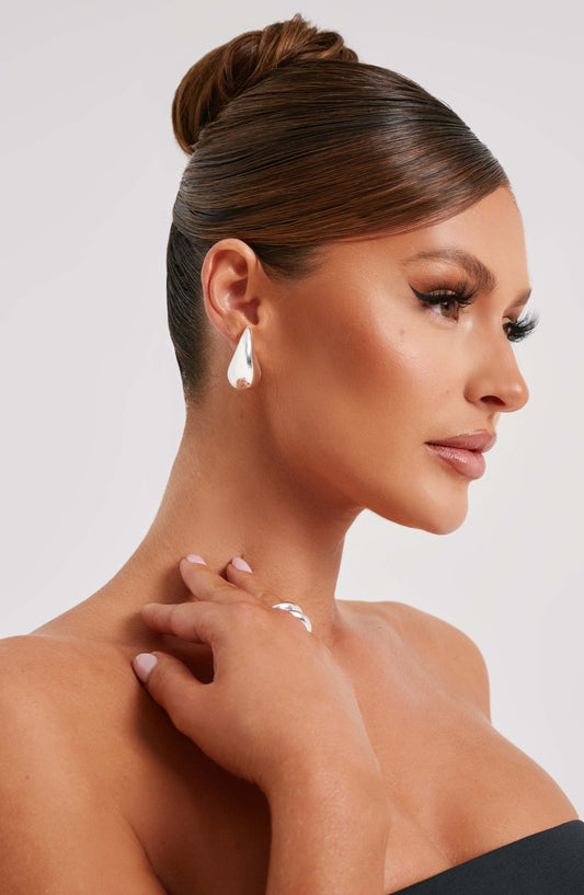 Pendientes de plata con colgante lágrima, detalle en la oreja