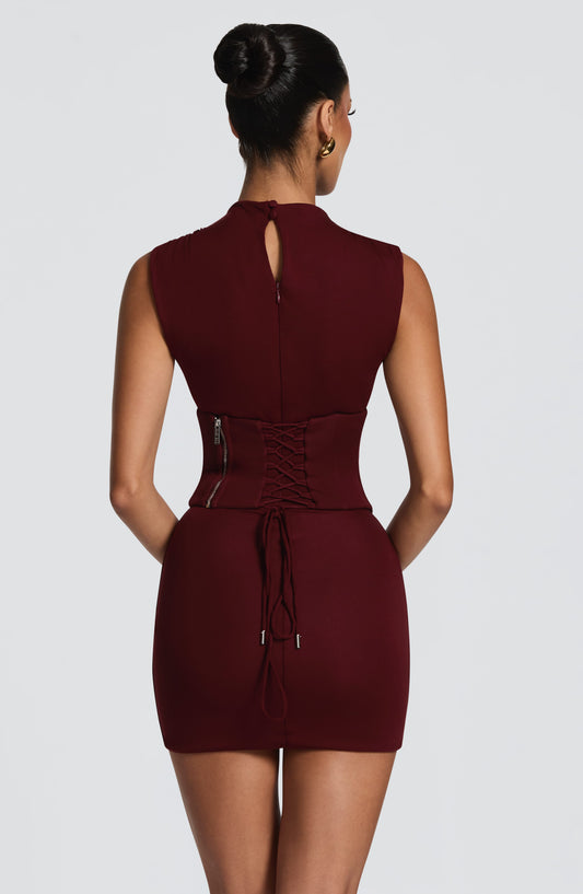 Vestido sin mangas burdeos; espalda con fruncido en la cintura y falda mini
