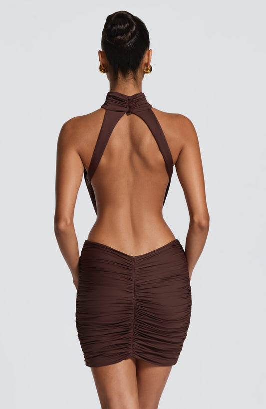 Vestido ELISA marrón con espalda descubierta, tirantes finos y falda fruncida drapeada.