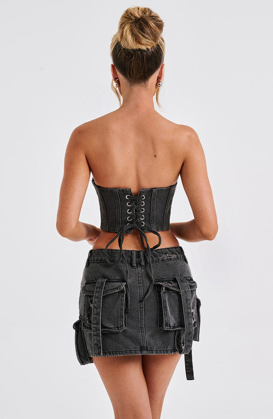 Corsé negro con cordones traseros y costuras, estilo strapless