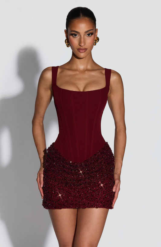 Vestido corto burdeos sin mangas con escote cuadrado y falda de lentejuelas granate