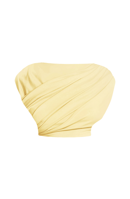 Top corto amarillo limón con drapeado cruzado al frente y silueta tipo capa