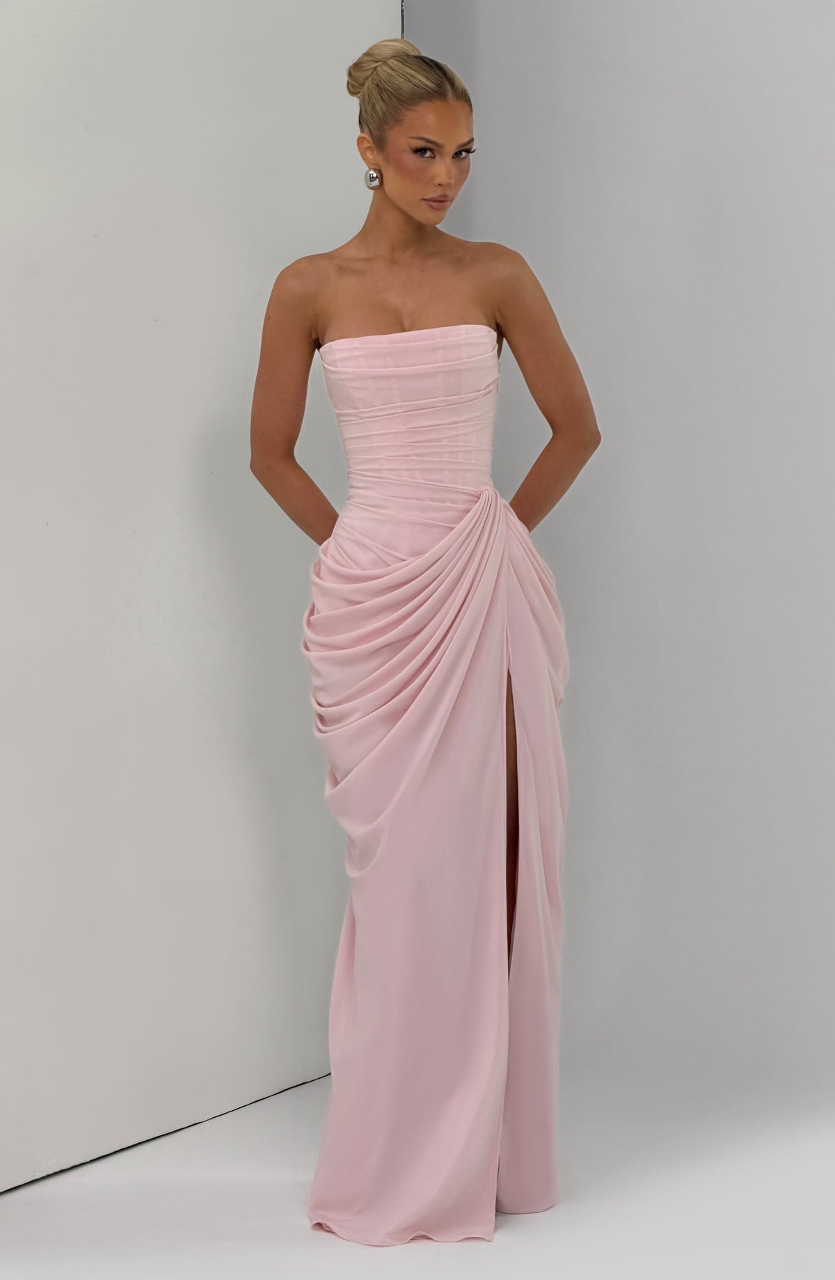Vestido LARA rosa claro sin mangas con frunces y abertura lateral