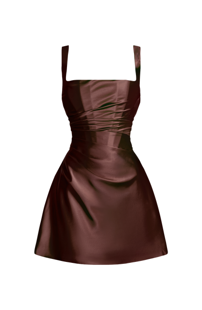 Vestido satinado marrón oscuro con tirantes finos, cuerpo fruncido y falda corta