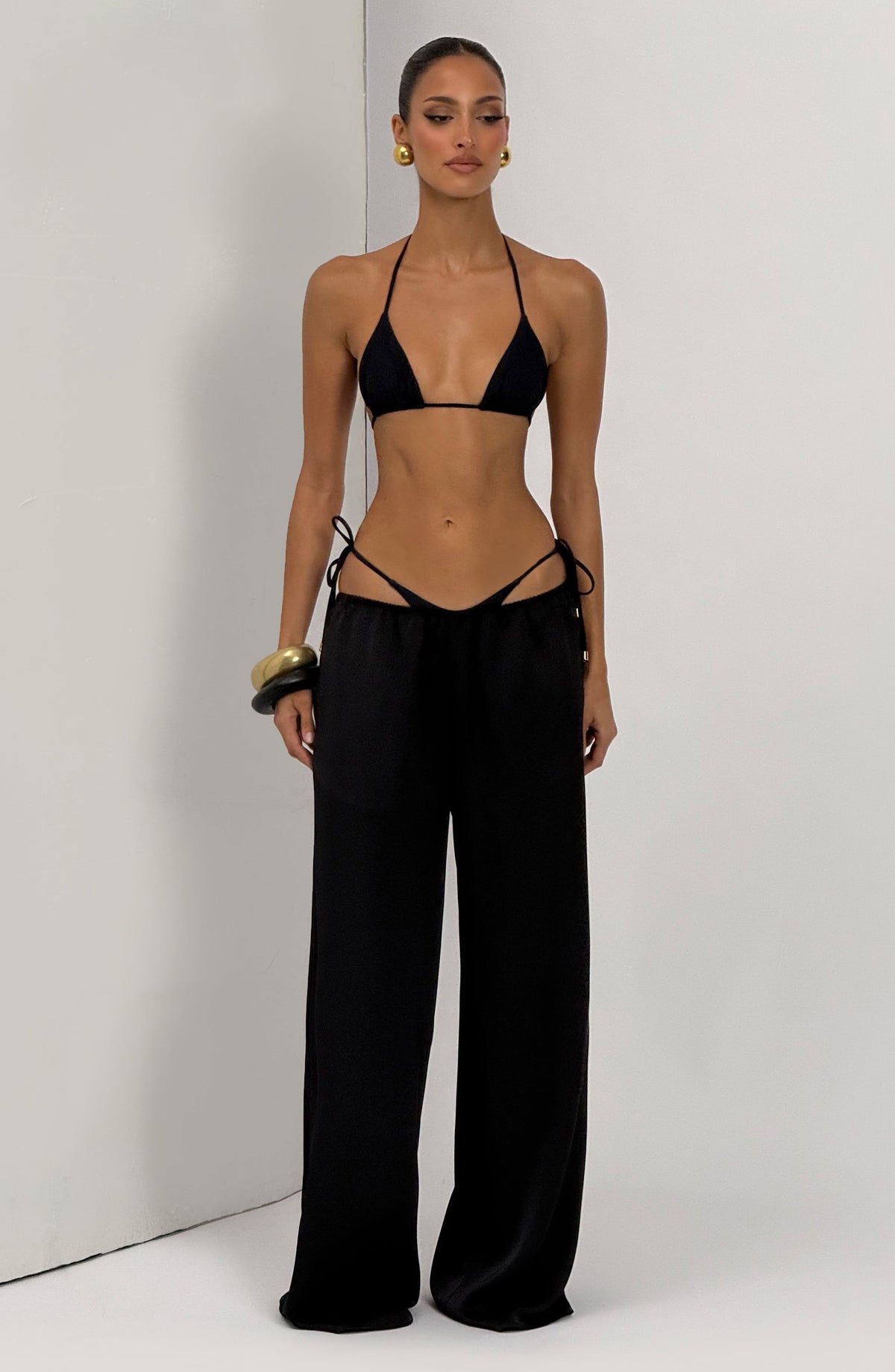 Top de bikini negro con triángulo y tirantes ajustables, escote en V