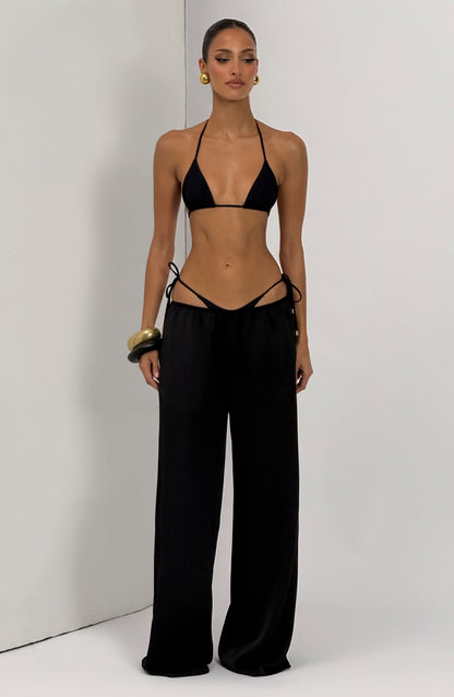 Top de bikini negro con triángulo y tirantes ajustables, escote en V