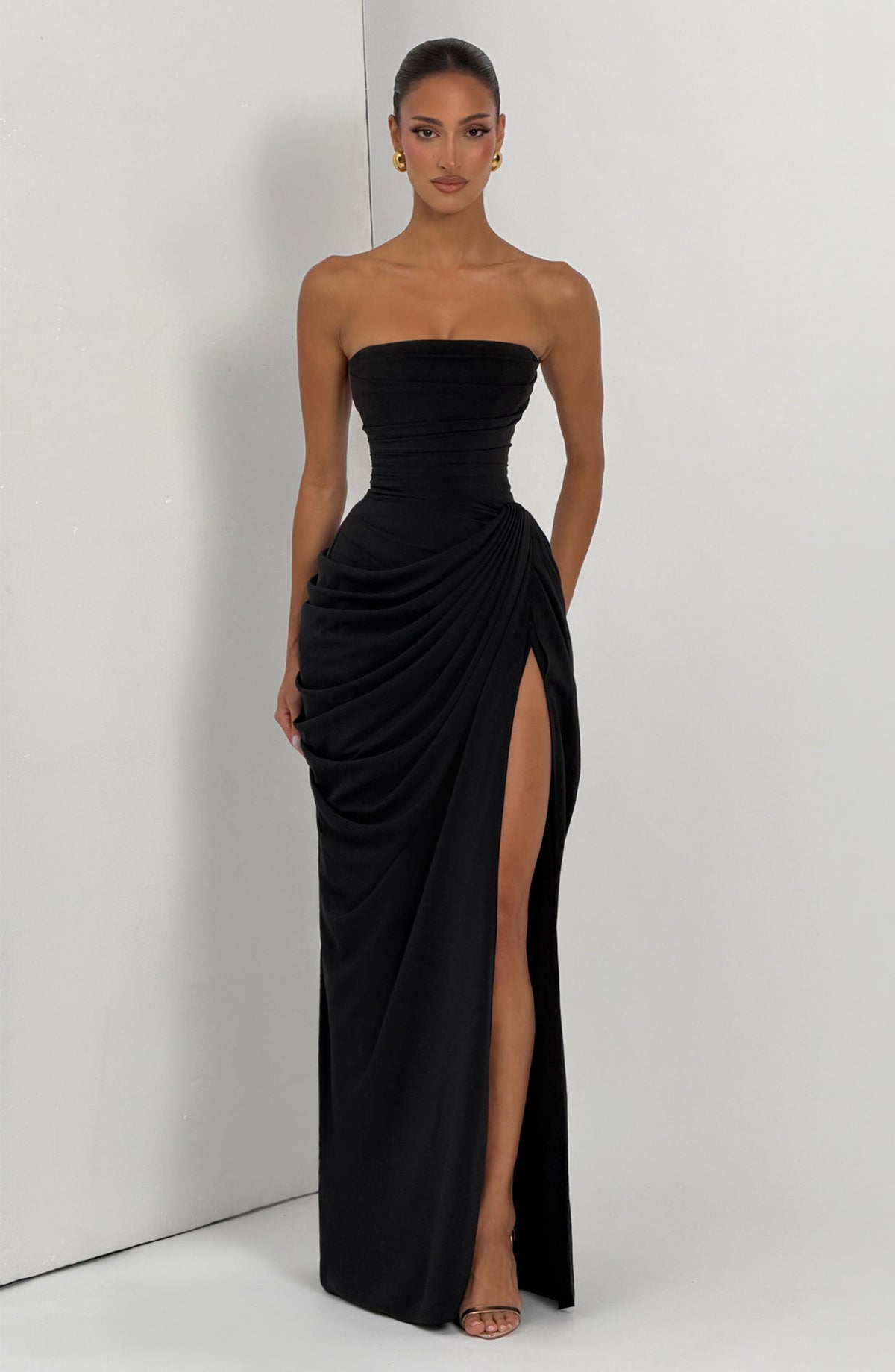 Vestido negro palabra de honor largo con drapeado al frente y abertura lateral
