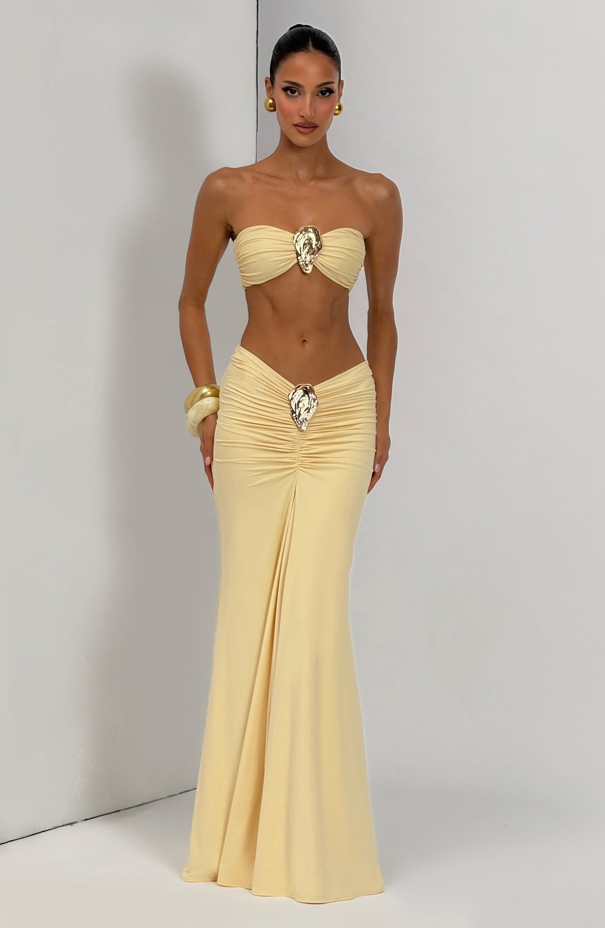 Top de bikini bandeau amarillo limón con frunce y adorno corazón al centro