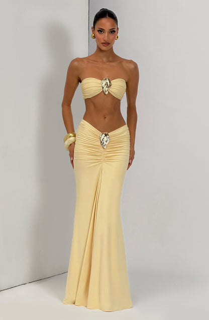 Top de bikini bandeau amarillo limón con frunce y adorno corazón al centro