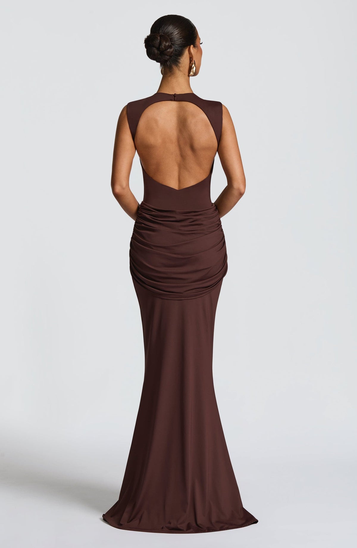 Vestido largo marrón sin mangas con espalda descubierta y cola entallada