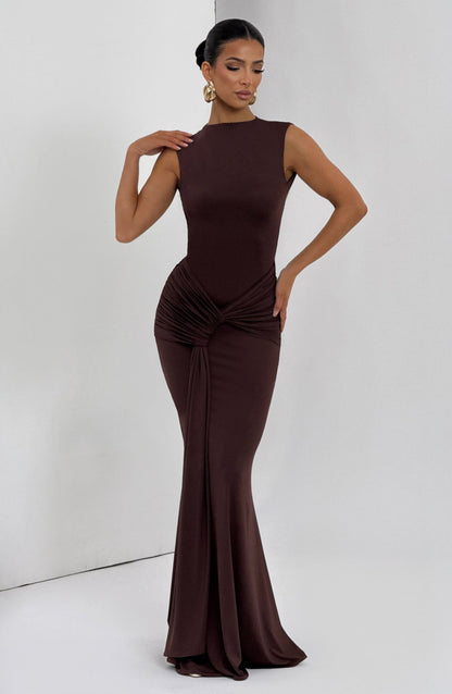 Vestido largo marrón sin mangas con nudo fruncido lateral y silueta entallada