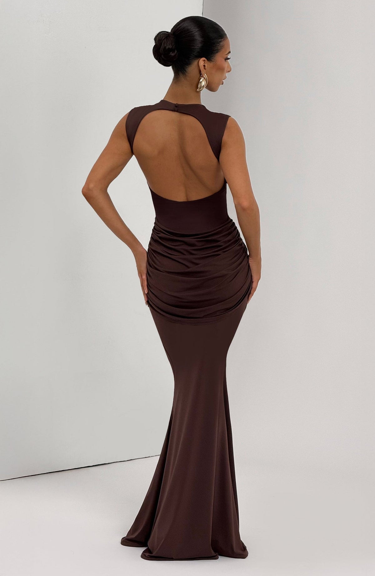 Vestido largo marrón sin mangas con espalda lisa y drapeado lateral