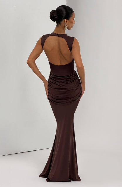 Vestido largo marrón sin mangas con espalda lisa y drapeado lateral
