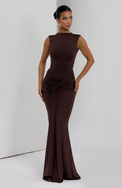 Vestido largo marrón sin mangas con nudo fruncido en la cintura y abertura