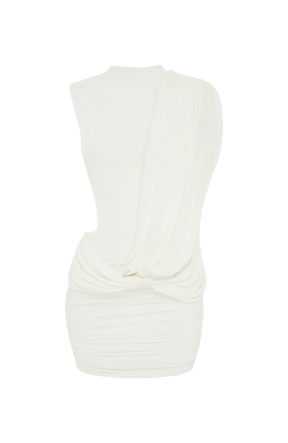 Vestido blanco sin mangas con drapeado cruzado y frunces en la parte baja.