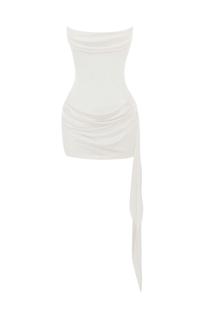 Vestido NOA blanco de corte corto con drapeado frontal y cola larga lateral suelta