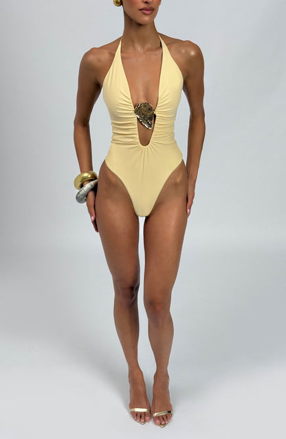 Bañador amarillo limón con escote halter profundo y aplique metalizado negro en el centro