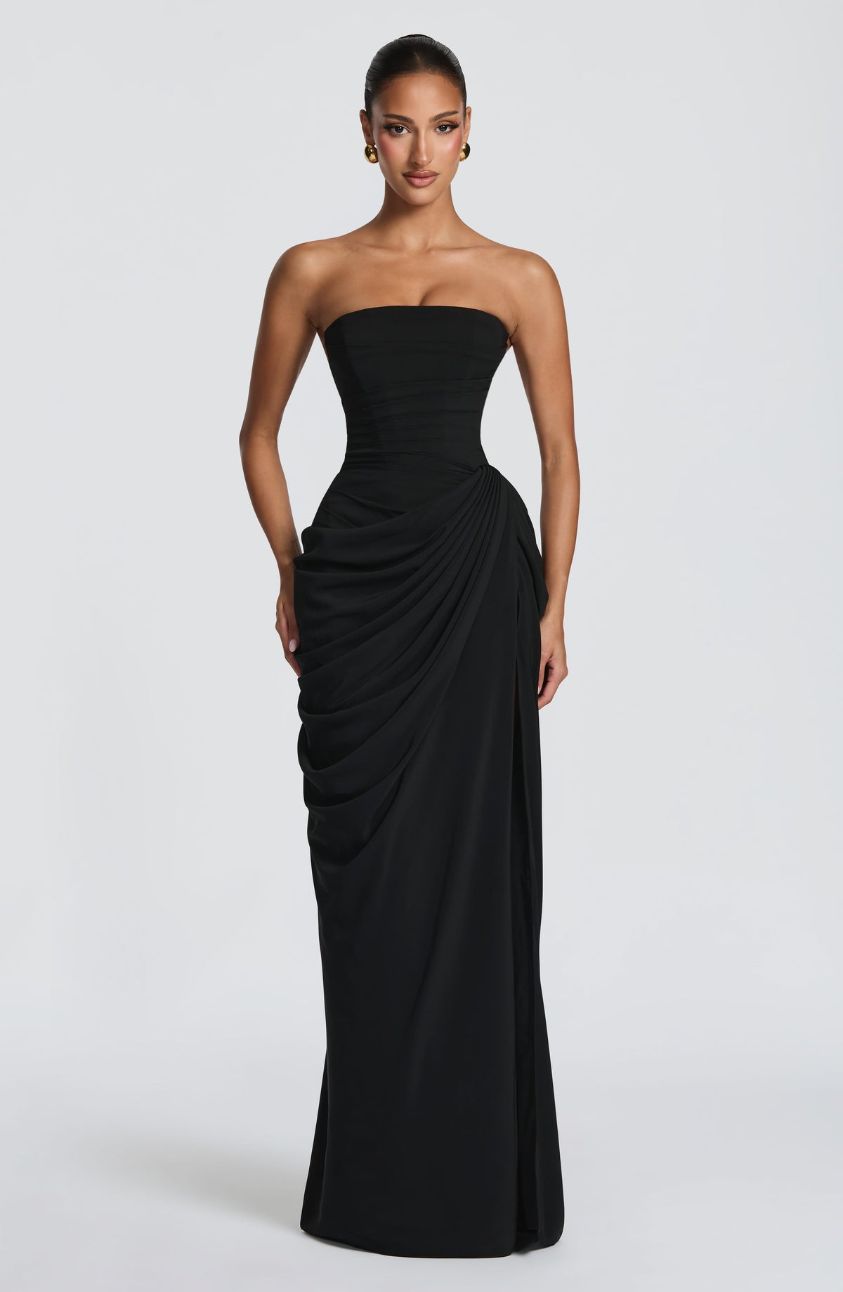 Vestido negro maxi palabra de honor, fruncido drapeado y abertura en la pierna