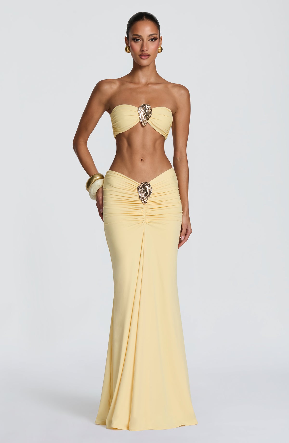 Top de bikini bandeau amarillo limón con broche ovalado plateado al centro