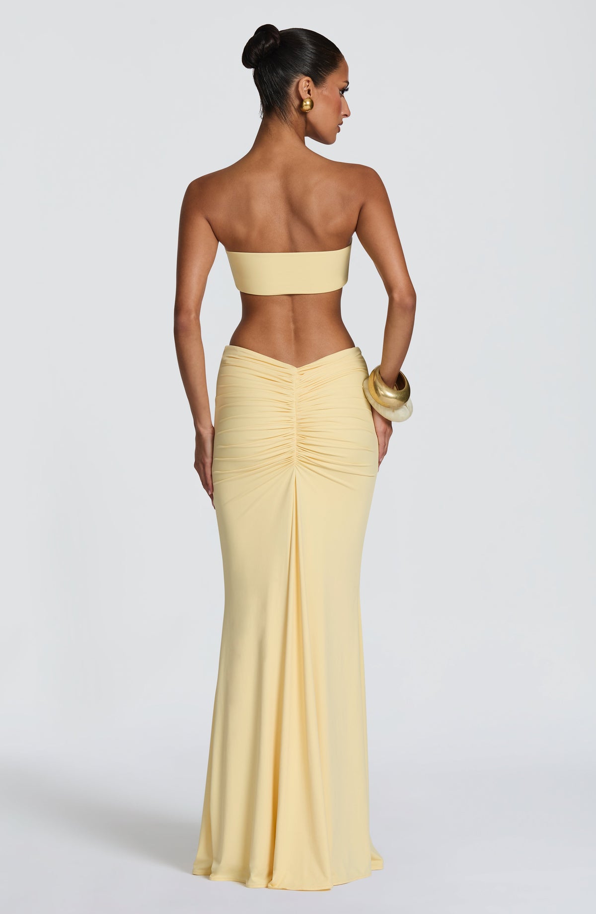 Top de bikini bandeau amarillo limón con broche ovalado plateado en la espalda