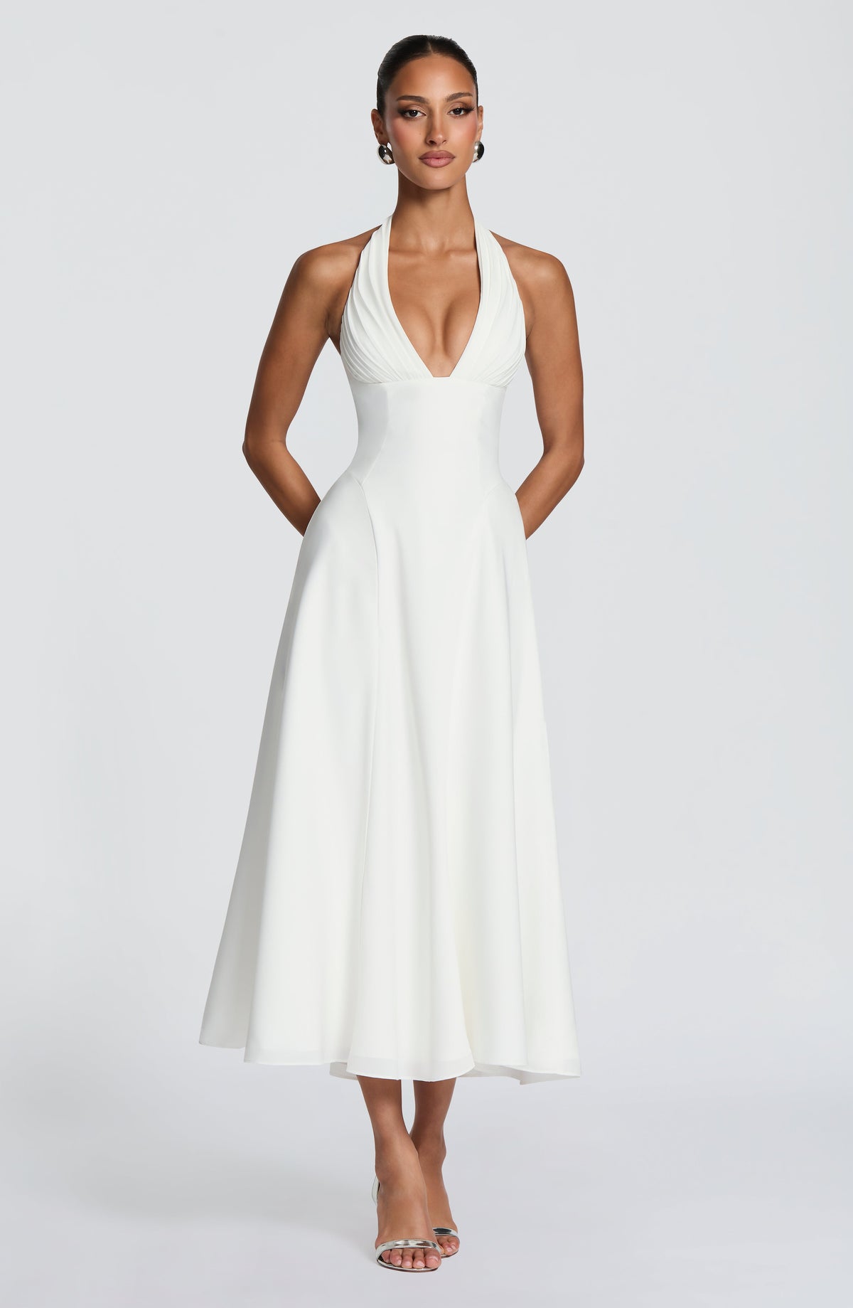 Vestido blanco midi sin mangas con escote halter en V y falda acampanada