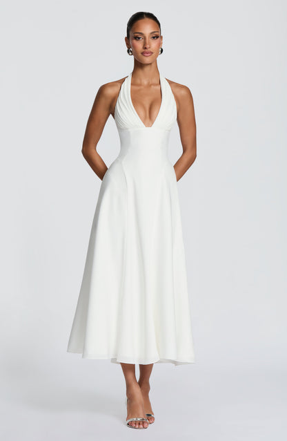 Vestido blanco midi sin mangas con escote halter en V y falda acampanada