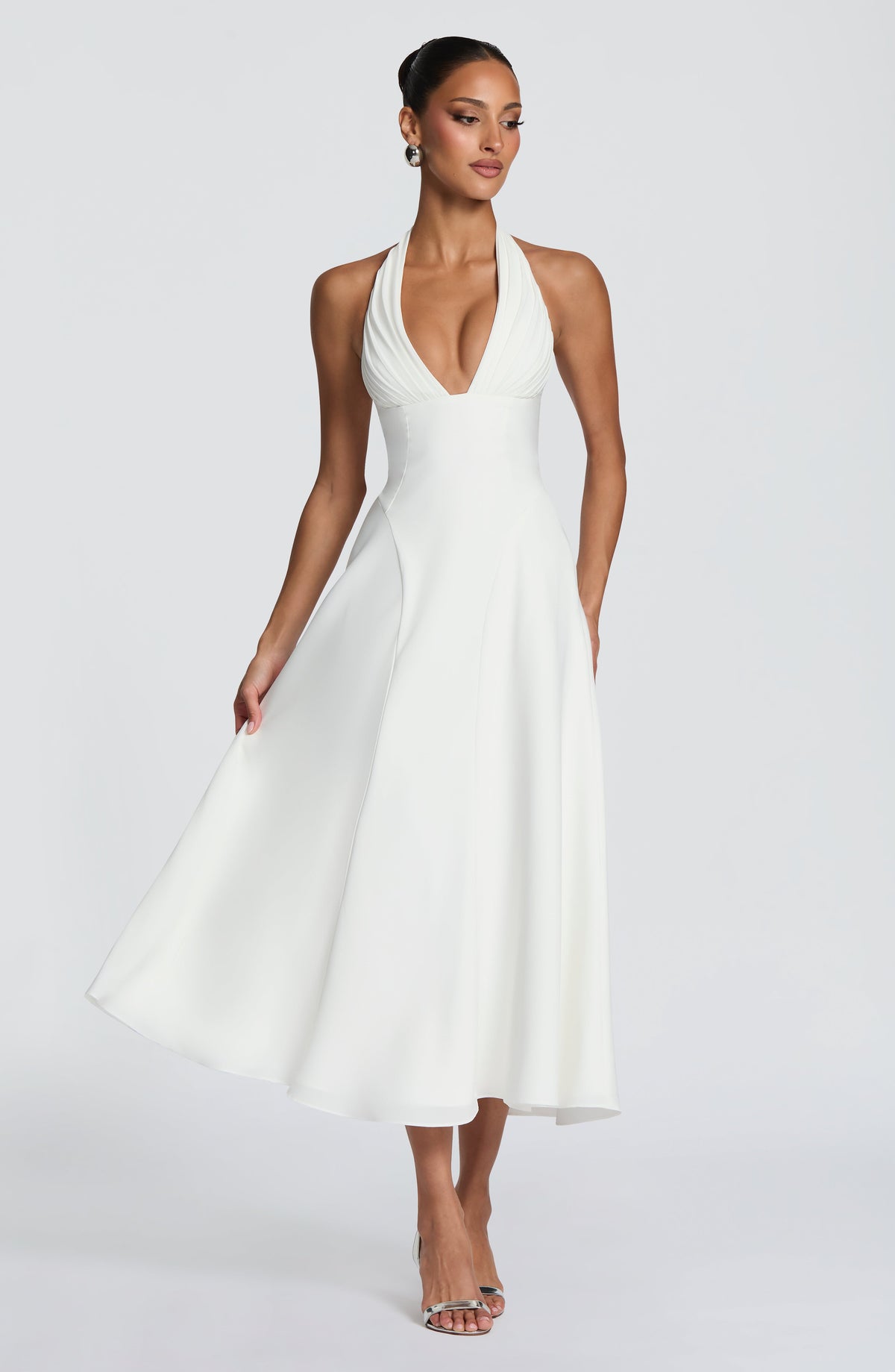 Vestido blanco midi sin mangas con escote halter en V profunda y falda amplia