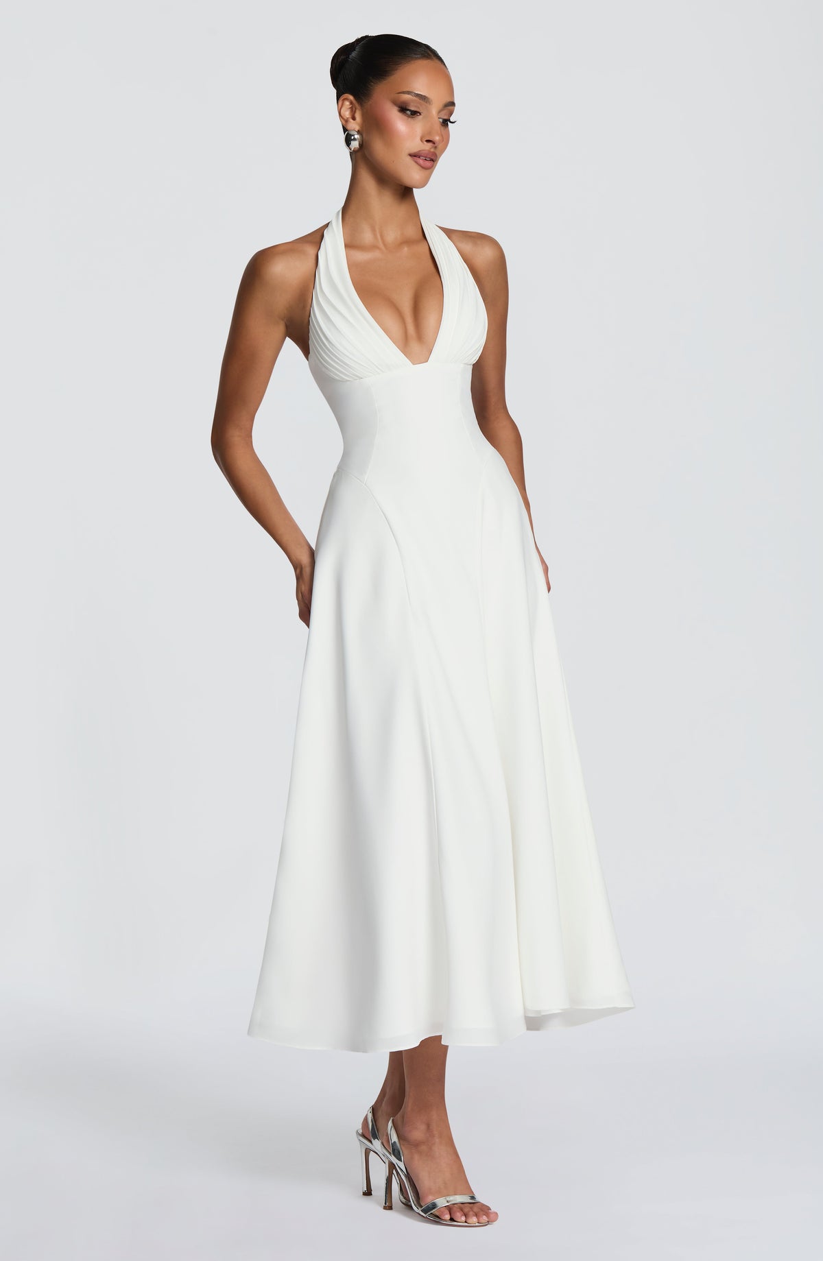 Vestido blanco midi con tirantes halter cruzados, escote en V y falda acampanada