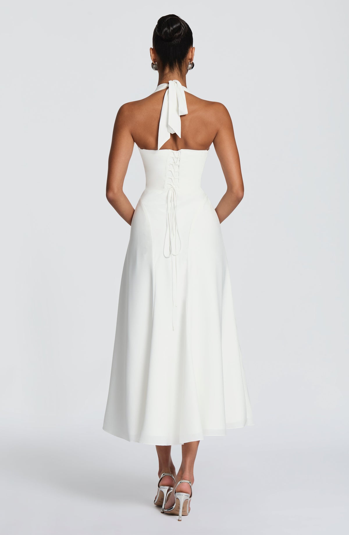 Vestido blanco midi con lazo en la espalda y escote halter en V profunda