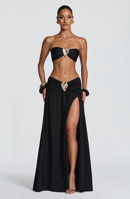 Top de bikini bandeau negro sin tirantes con adorno dorado central