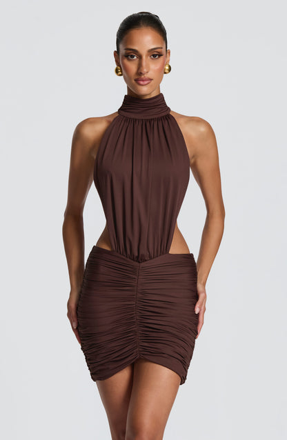 Vestido ELISA marrón con cuello alto sin mangas y falda drapeada fruncida.