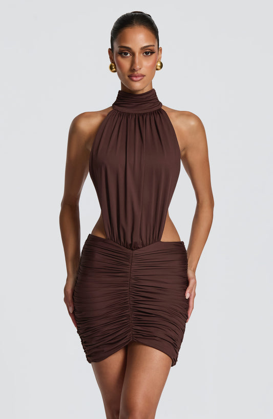 Vestido ELISA marrón con cuello alto sin mangas y falda drapeada fruncida.