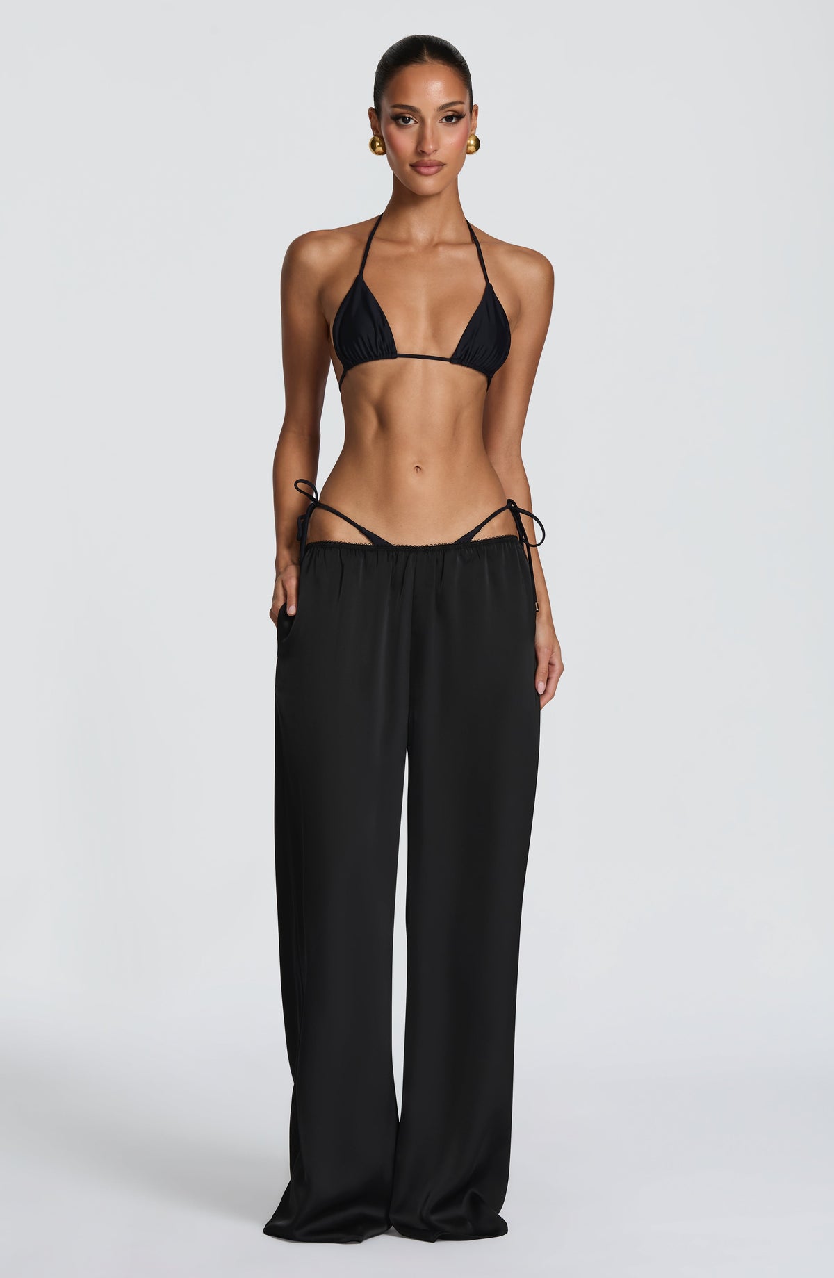 Top de bikini negro triángulo con escote en V y tiras finas ajustables
