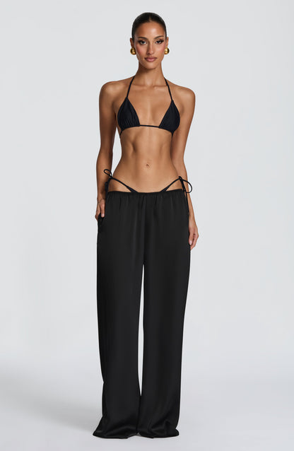 Top de bikini negro triángulo con escote en V y tiras finas ajustables