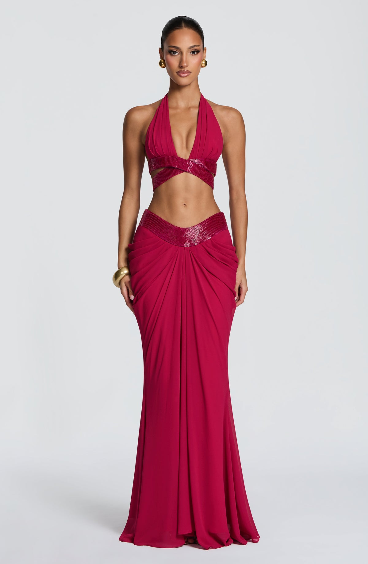 Conjunto con bralette frambuesa de tirantes halter y banda metalizada sobre el pecho