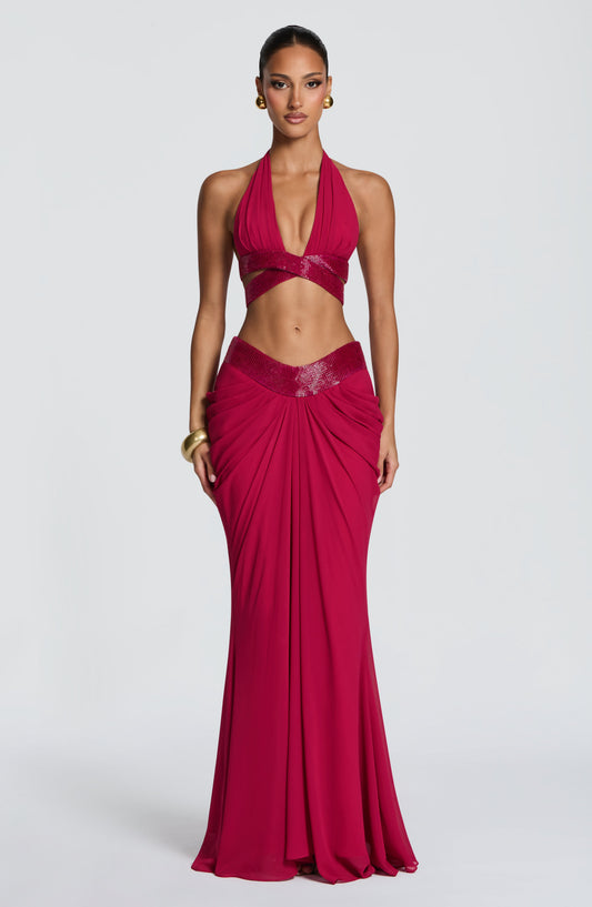 Conjunto con bralette frambuesa de tirantes halter y banda metalizada sobre el pecho