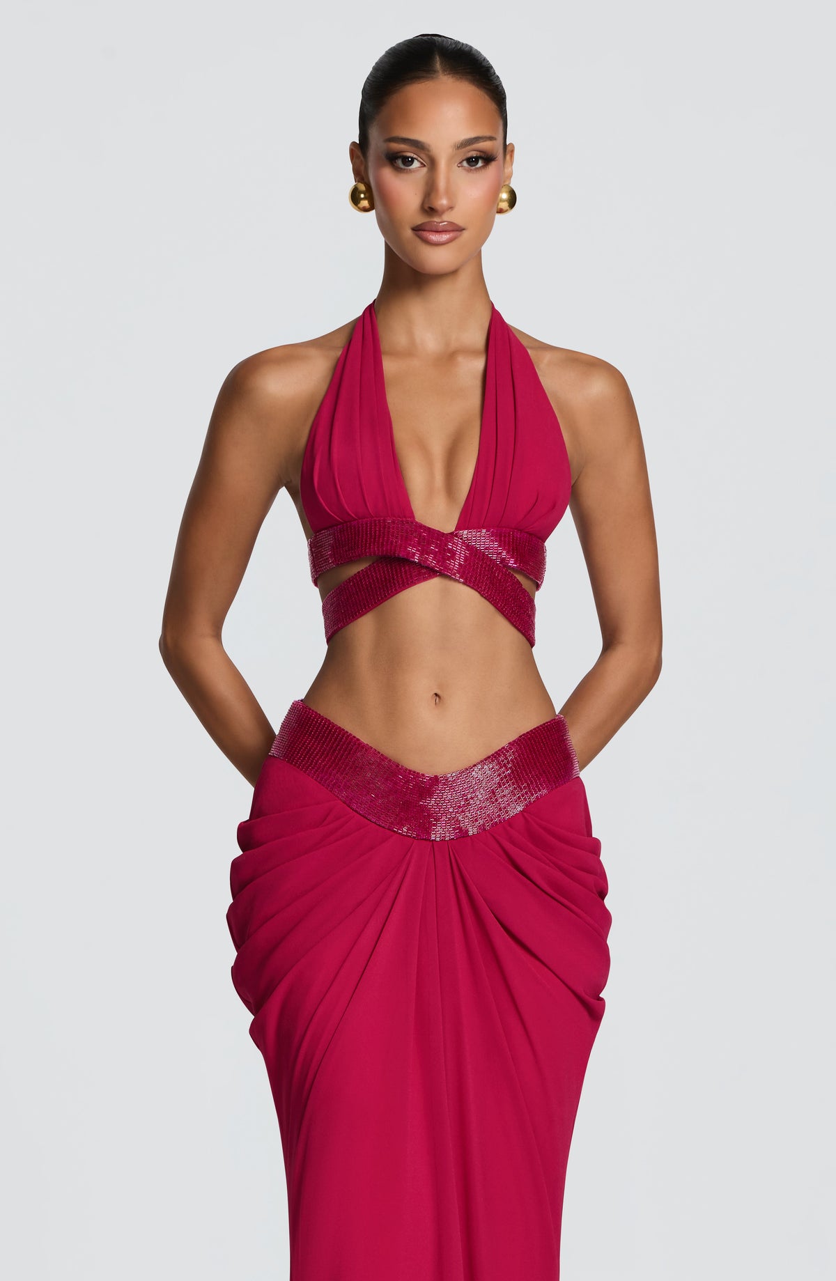 Bralette frambuesa tipo halter con escote pronunciado y detalle brillante en la banda