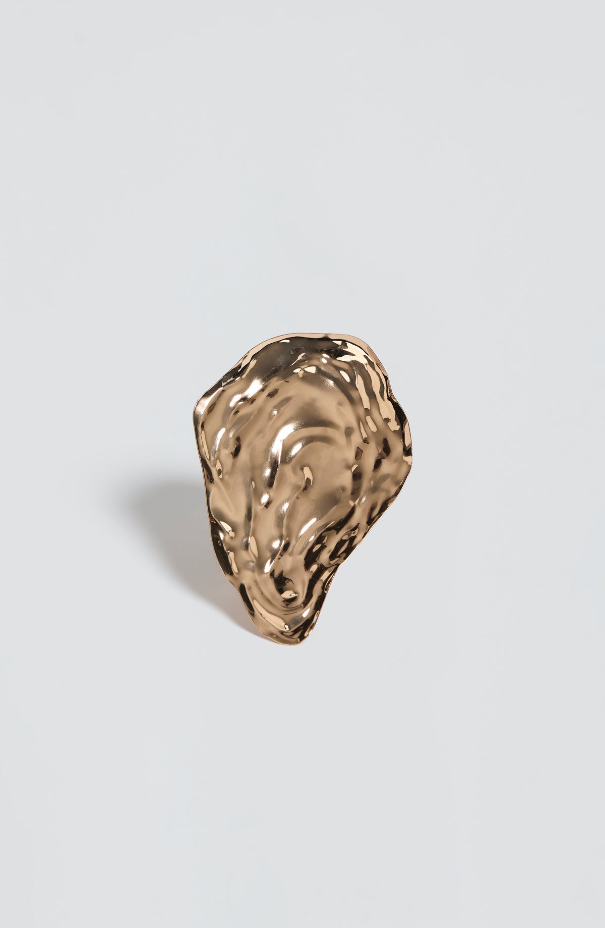 Broche dorado en forma de gota con textura de relieve