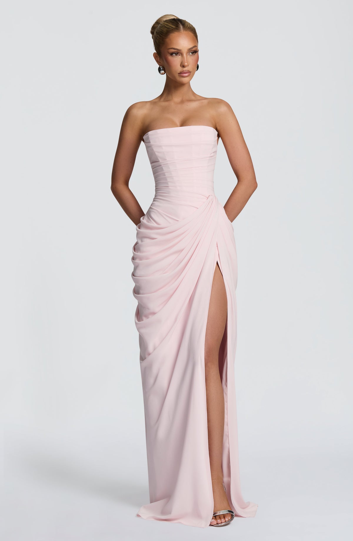 Vestido rosa claro sin tirantes con frunce lateral y abertura en la falda