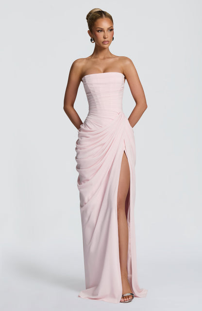 Vestido rosa claro sin tirantes con frunce lateral y abertura en la falda