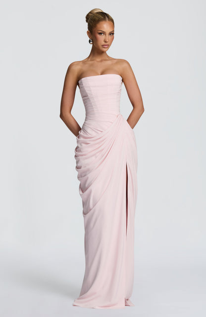 Vestido rosa claro sin tirantes largo con drapeado cruzado y abertura frontal